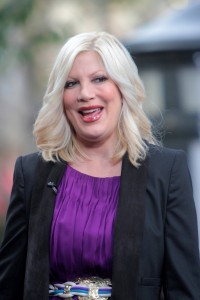 usmev-opuchnuta-tori-spelling-dvojita-brada.jpg
